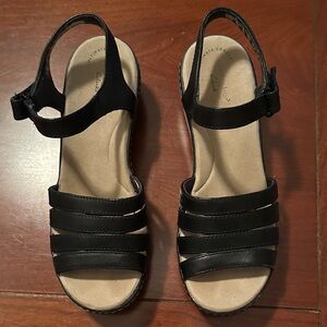 Size 8 Clarks Women’s Comfortable Black Sandals